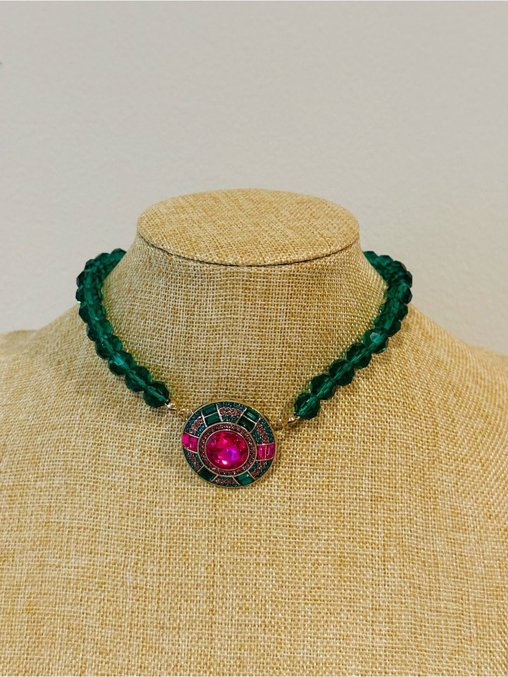 Fashion Jewelry Emerald Bead Necklace with Hot Pink Medallion